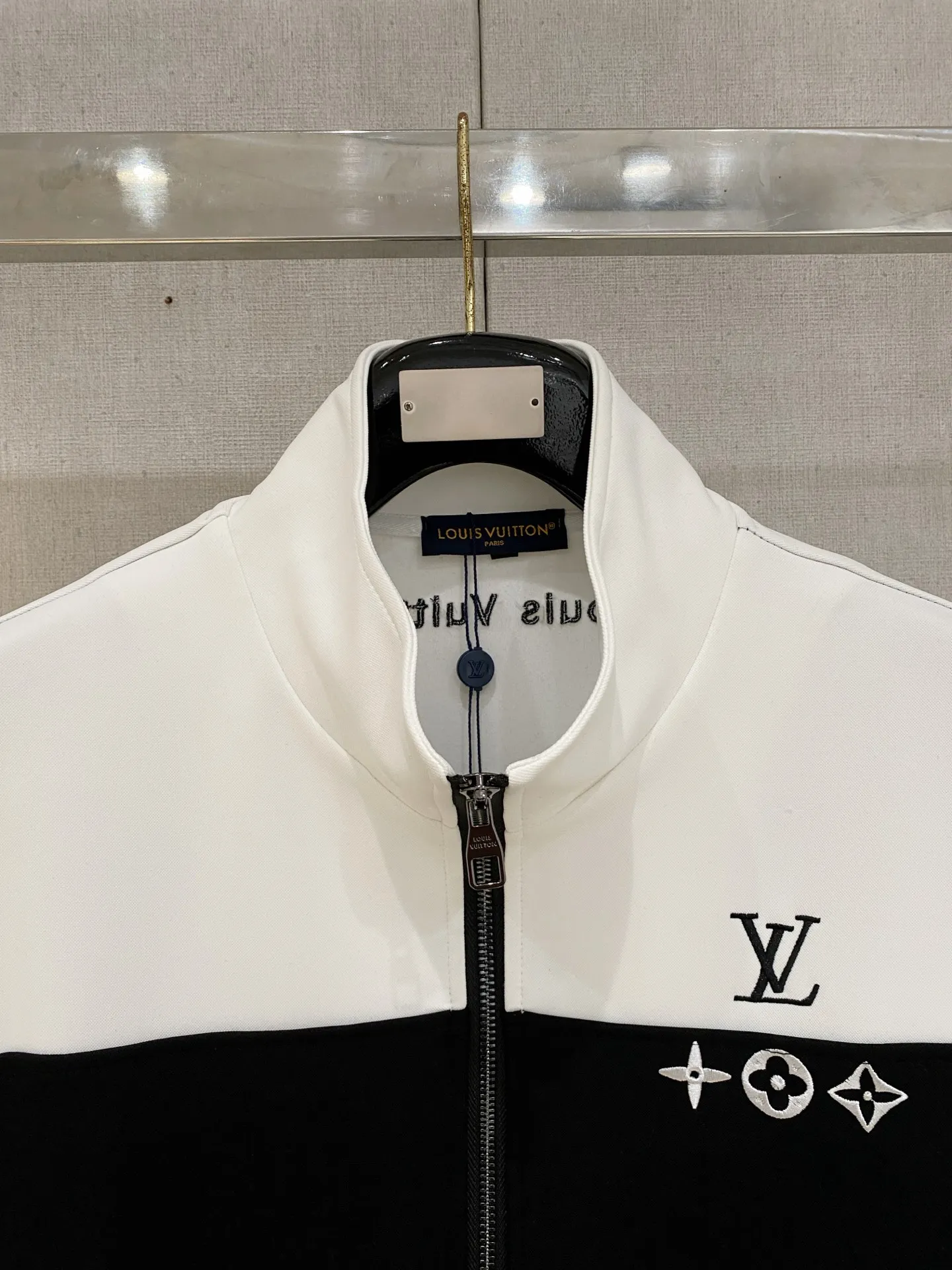 🅿️720 LV hot-selling suit is coming. Focus on the original version of the official website. 2025 new hot-selling cardigan suit. The original order is the best. 🇭🇰The meticulous work of top designers. It has a fitting and perfect upper body effect. All-natural high-quality Tencel Roman cotton 100%, close-fitting comfort, noble and elegant! Original hardware embodies elegance and nobility! Counter size: M-3XL (maximum wear up to 190 pounds)